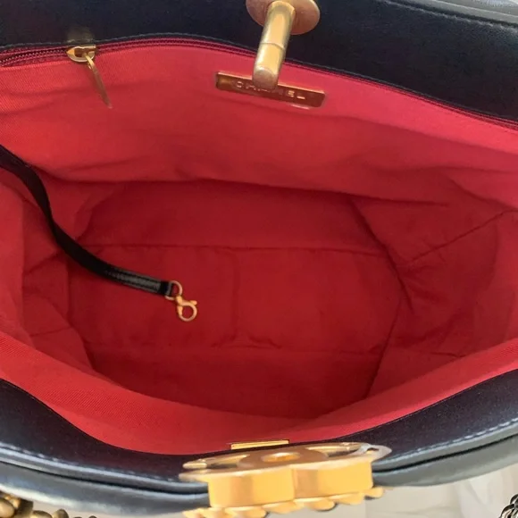 Chanel 19 shopping bag. (2022) She’s a BEAUTY! - Picture 4 of 11